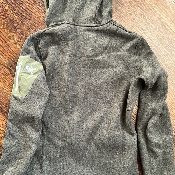 Green Arcteryx Full Zip Sweater with Hood and Zip Pockets - Picture 4 of 4